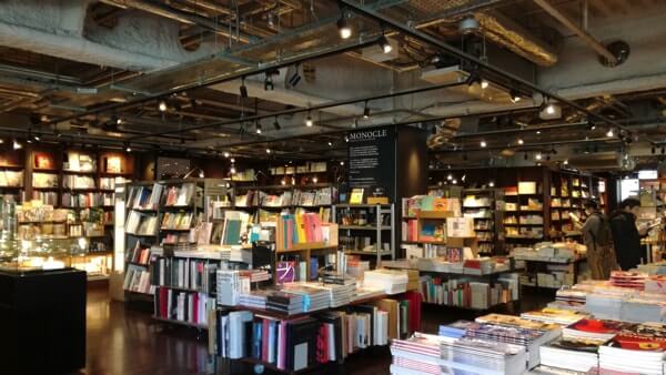 TSUTAYAスタバ六本木店内