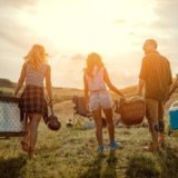 夏フェス持ち物と服装リスト。必需品と便利品をそれぞれ紹介。泊まり・雨・寒さ（暑さ）に備えよう
